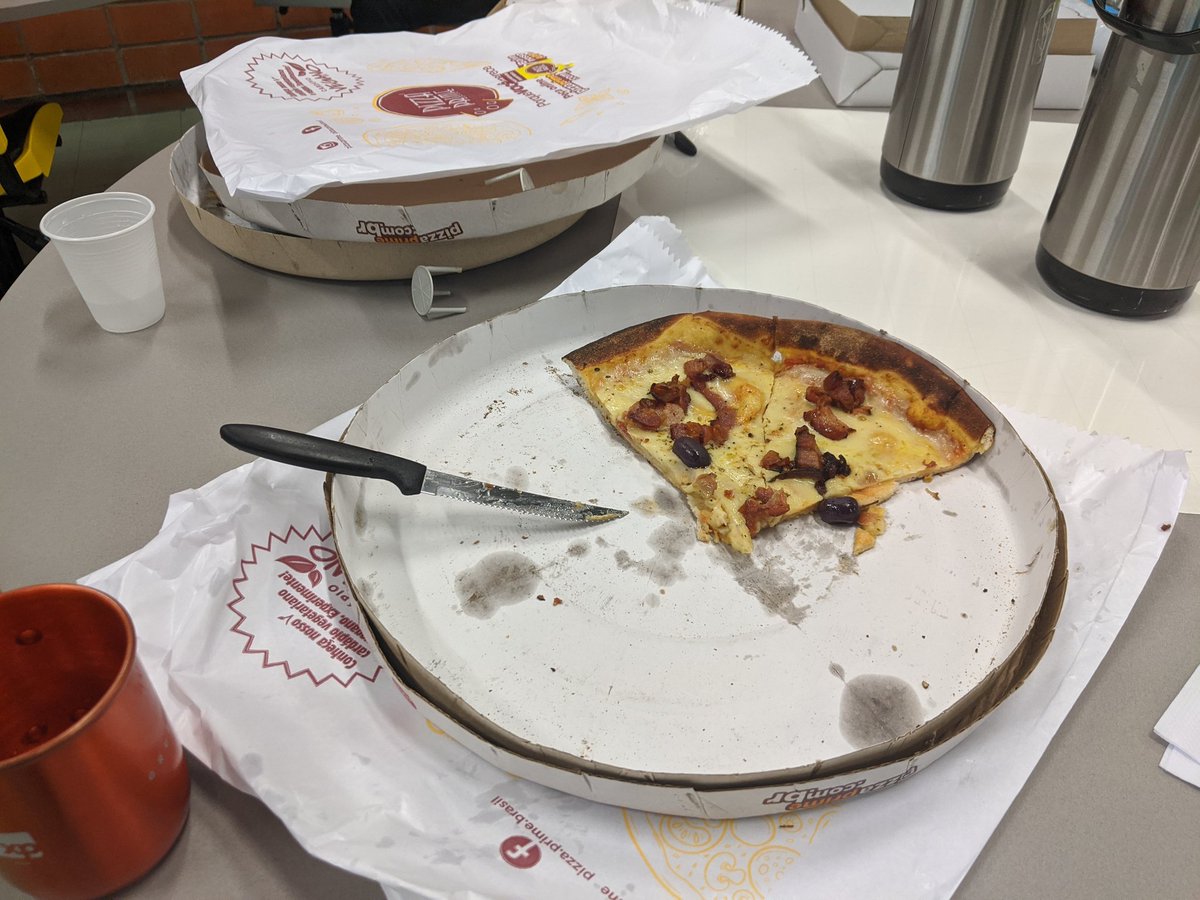 MaximRouiller's tweet image. At a #MicrosoftStudentPartner meetup and I had to order 🥓 🍕 for my Bacon not bacon talk!

RIP 🍕