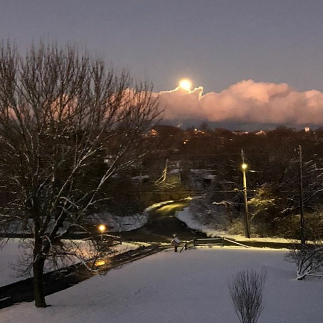OnePlanetEN's tweet image. Moonrise Scituate over Atlantic over hill ift.tt/34mjnbW