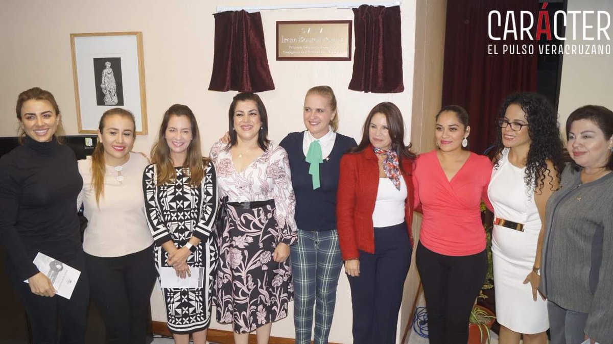 CaracterRevista's tweet photo. ▪️🅰️▪️El @LegisVer honró a la primera legisladora veracruzana: Irene Bourell Peralta, quien ocupó un escaño en la Cámara Local por 3 años de 1956 a 1959. Fue también la primera diputada federal en la @Mx_Diputados

#RevistaCarácter #ElPulsoVeracruzano https://t.co/K9gV0e8qBR