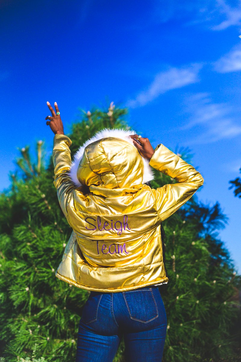 iamSimplyCyn's tweet photo. It's almost that time of year✨—you can feel it when we have a myriad of reasons to celebrate. #ad Celebrating with my #slayteam @BarefootWine! Enter to win this #SleighTeam jacket via link below- for anyone that wants to join in the fun. https://t.co/nB5MaMGfiB https://t.co/W3CcdbkBOW