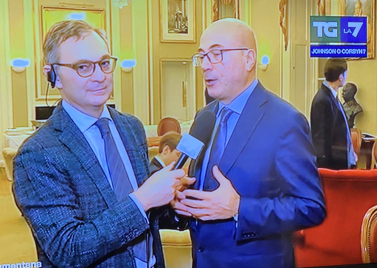 GiuseppeDrago76's tweet photo. Credevo di averne viste abbastanza. Mi sbagliavo. Mancava all’appello la scenetta di Cazzullo che recita su “telefonate elettorali di un Avellinese di Ferrara che lusinga le casalinghe britanniche per fargli votare Boris” #Cazzullate #ZeligOff https://t.co/7lzcQrClln