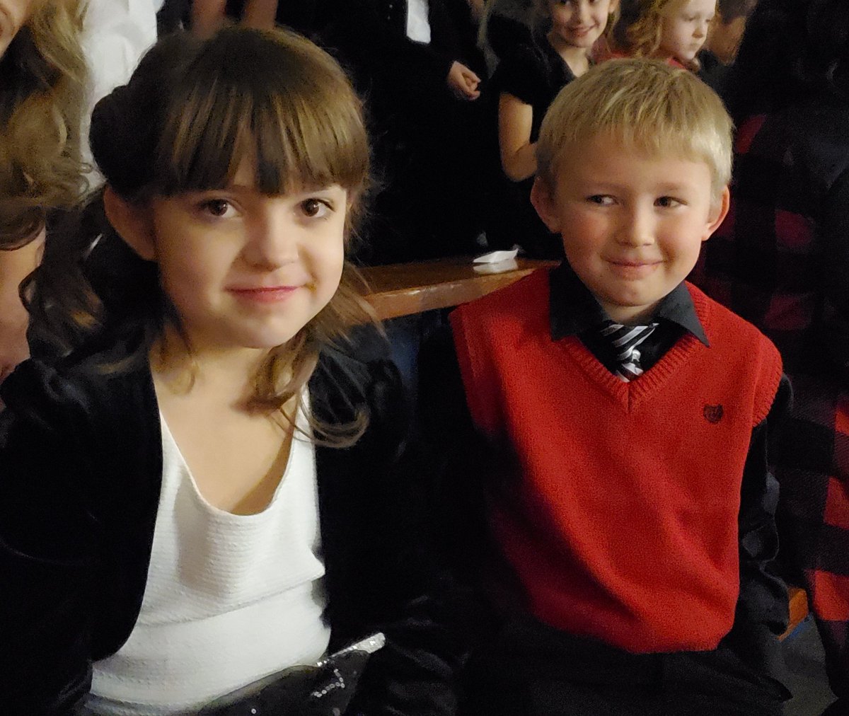iwes2a's tweet photo. Christmas concert 2019 #iwesraiders 🎄 https://t.co/jKZ0YVietM