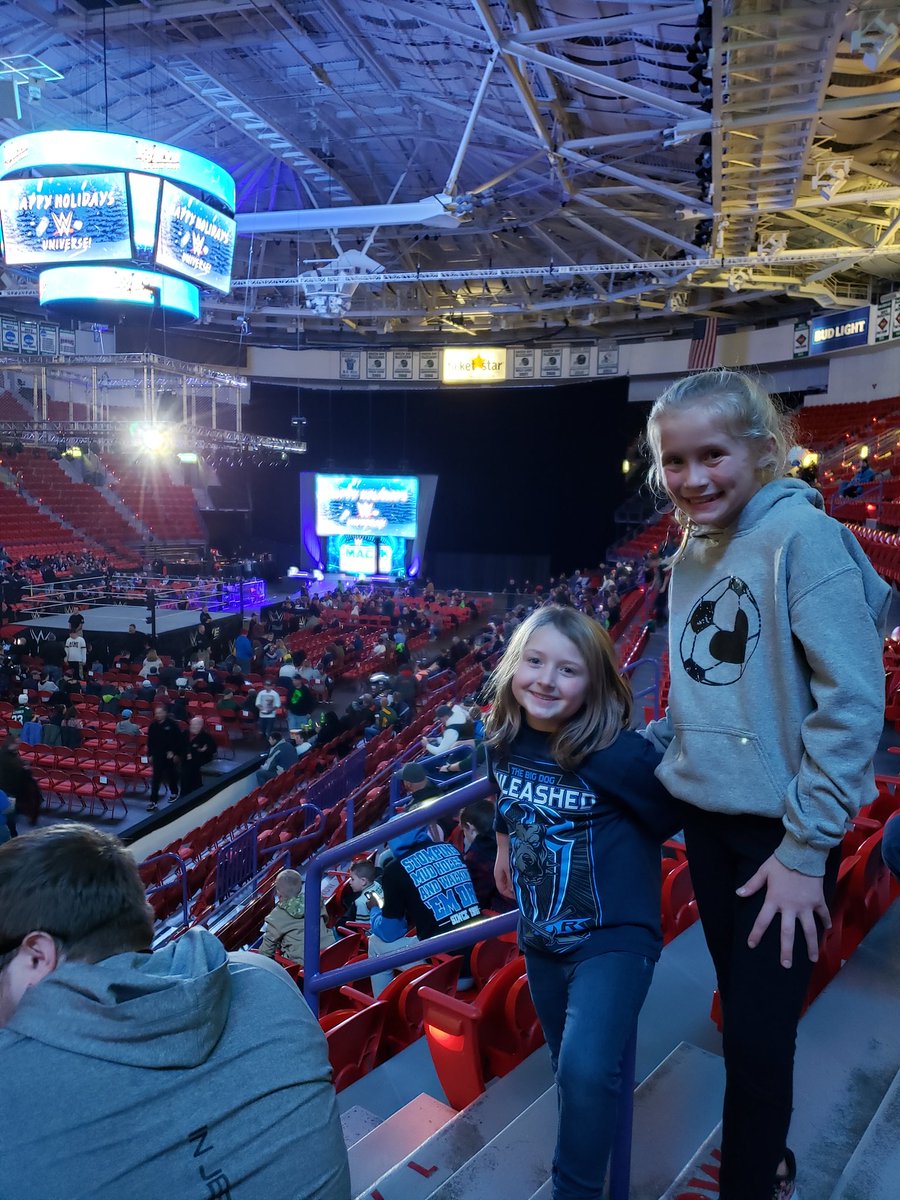jsauer41's tweet image. #wwegreenbay Laney and Kaleys first WWE show!!!!💪💪