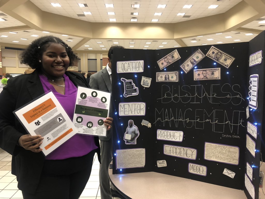 KarenEngle's tweet photo. Students proudly sharing their @HorizonsECHS Mentorship Projects tonight. Creating solutions for tomorrow’s problems. Thank you mentors! #ProfoundLearning https://t.co/LutOZvophA