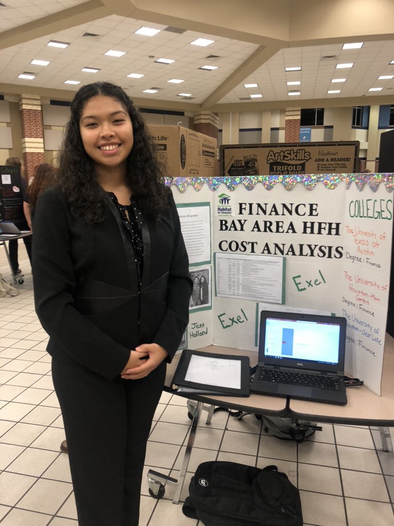 KarenEngle's tweet photo. Students proudly sharing their @HorizonsECHS Mentorship Projects tonight. Creating solutions for tomorrow’s problems. Thank you mentors! #ProfoundLearning https://t.co/LutOZvophA