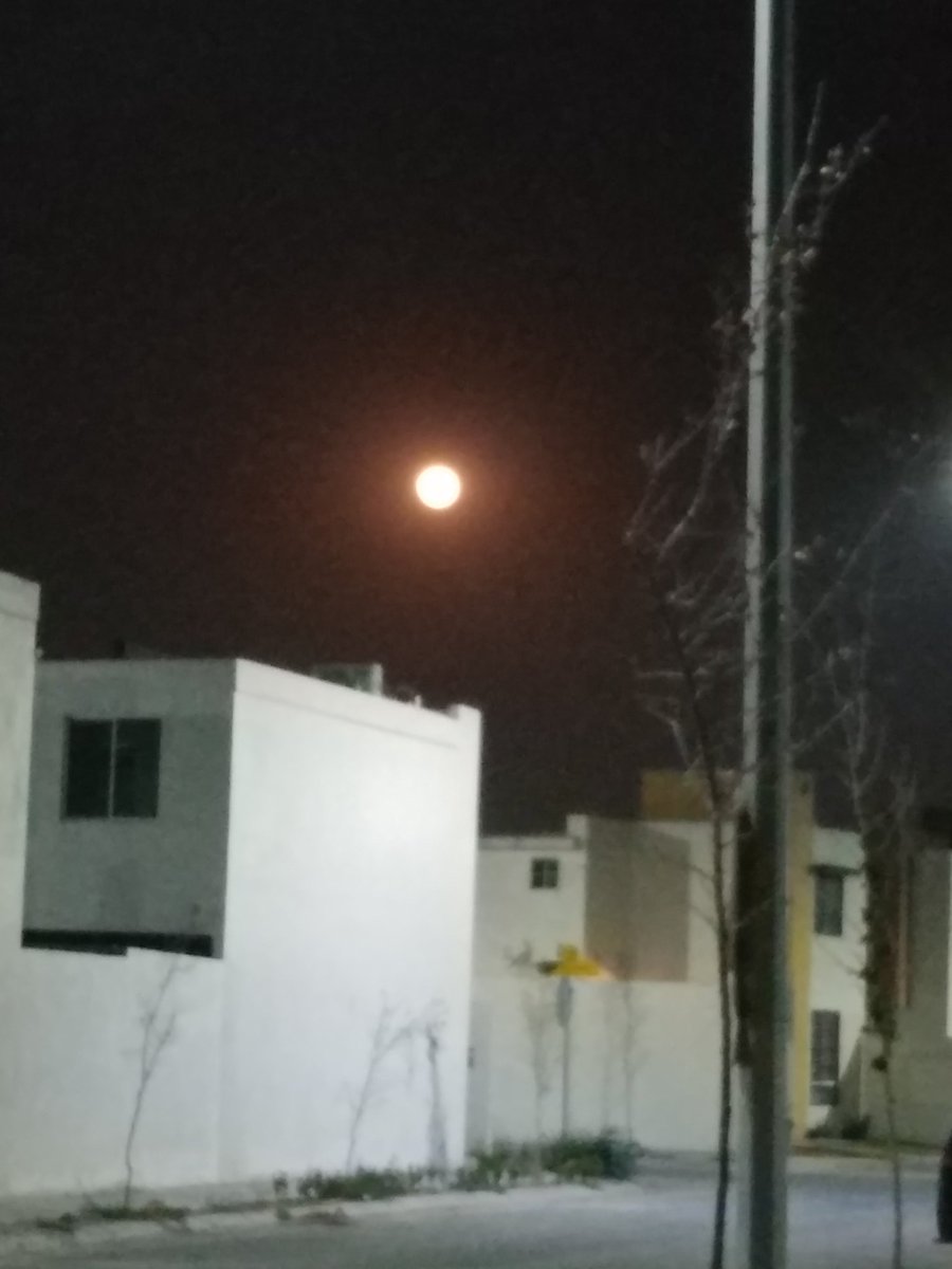 NeshVillegas's tweet image. Luna llena 🌕, lástima que mi cel no pueda captar lo que mis ojos ven, hermosaaa😍