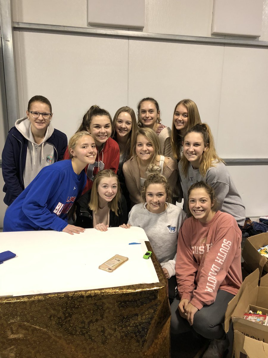 leemunoz1313's tweet photo. Many reasons why Lake is an amazing place but tonight the school &amp; community came together to begin the set up for the @LovOurCommunity Christmas event! #greatatlake ⚡️💙⚡️#ittakesusall https://t.co/Ti6zK26WgQ