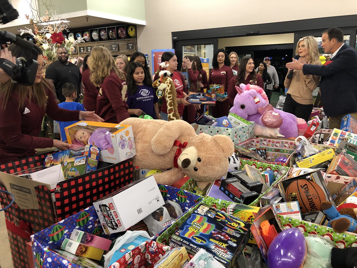 ETorresDenver's tweet photo. Thank you @DU_Cheer and @DU_Pioneers for partnering with us on our Together 4 Colorado Toy Drive!! We always love having you join us on our big collection day. @CBSDenver @BGCMetroDenver #4Colorado https://t.co/82iJCR9HGp