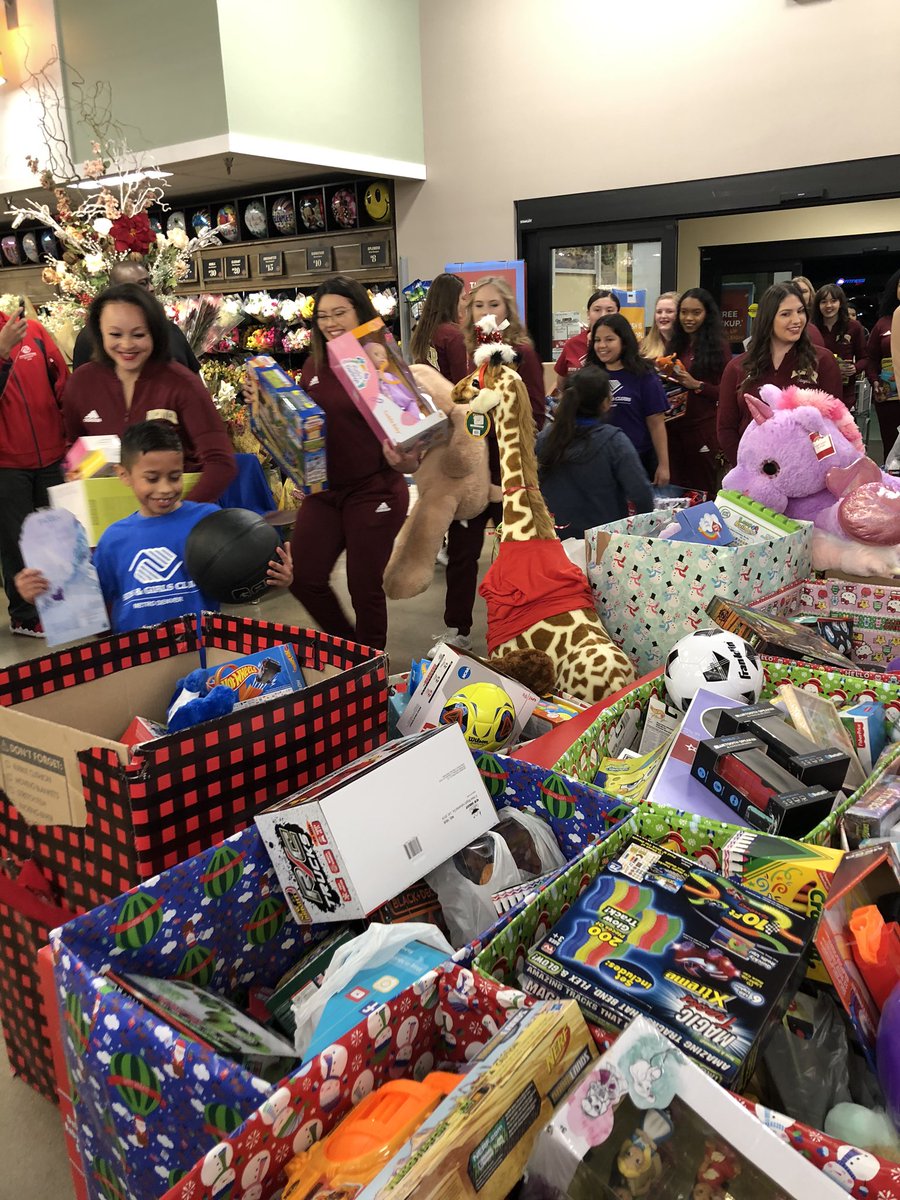 ETorresDenver's tweet photo. Thank you @DU_Cheer and @DU_Pioneers for partnering with us on our Together 4 Colorado Toy Drive!! We always love having you join us on our big collection day. @CBSDenver @BGCMetroDenver #4Colorado https://t.co/82iJCR9HGp