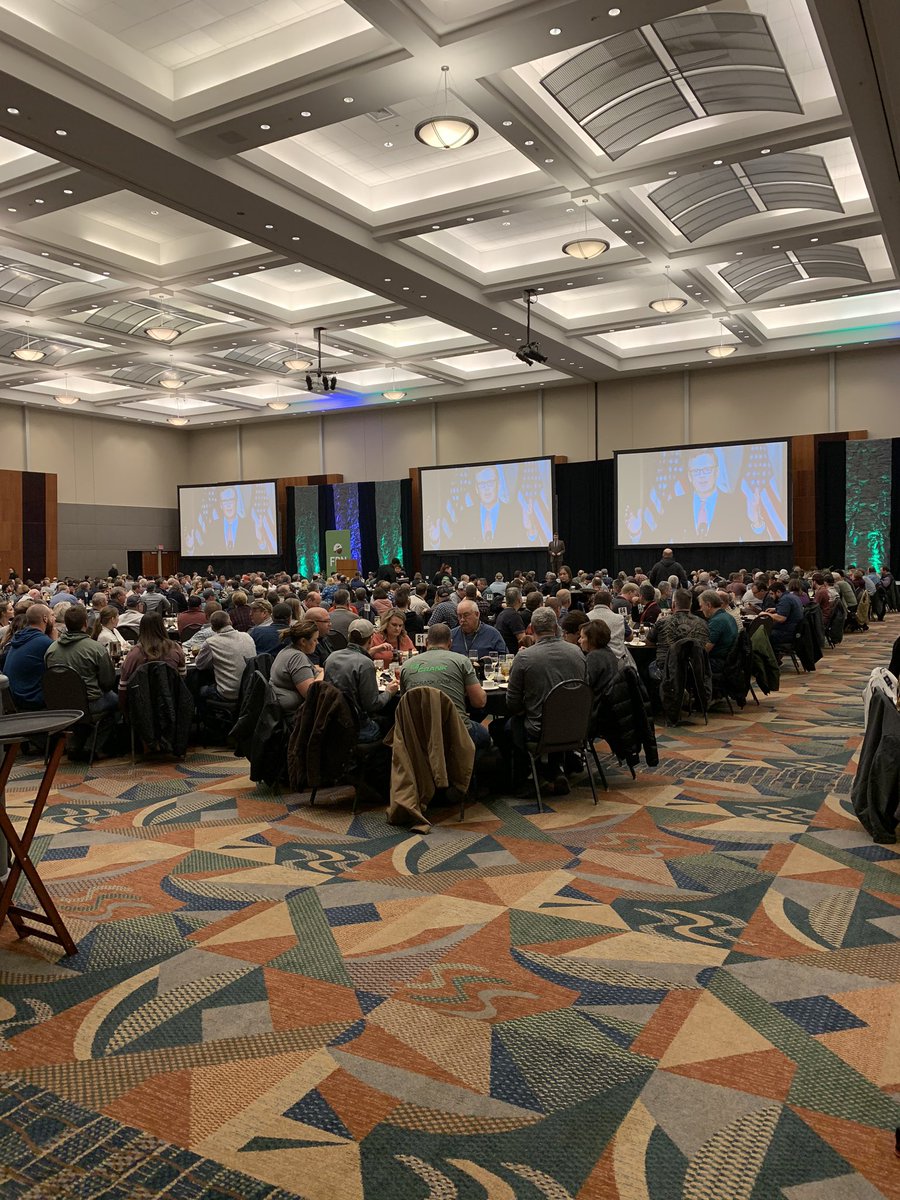 850+ Canadian Farmers &amp; Market Advisory clients grabbing a great meal at the VIP Trade Talk Dinner! <a href="/FBNFarmersCAN/">FBNfarmersCAN</a> <a href="/FBNFarmers/">FBN</a> #F2F19 We’ve had a great week meeting growers so far, thank you for putting your trust in our grain marketing team! #Canada