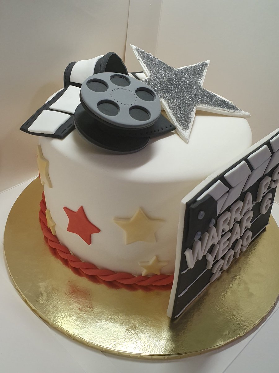 MrsStatic's tweet photo. Busy, busy few days in the #MrsStaticKitchen making cupcakes and graduation cake for year 6 at the girls' school.
Here's some pictures & a close-up of just some of the 130 cupcakes that were made! ππ§
#hollywoodtheme #year6farewell #caking #baking #fondant #homeMade #cupcakes https://t.co/xZn4Ap4xI0