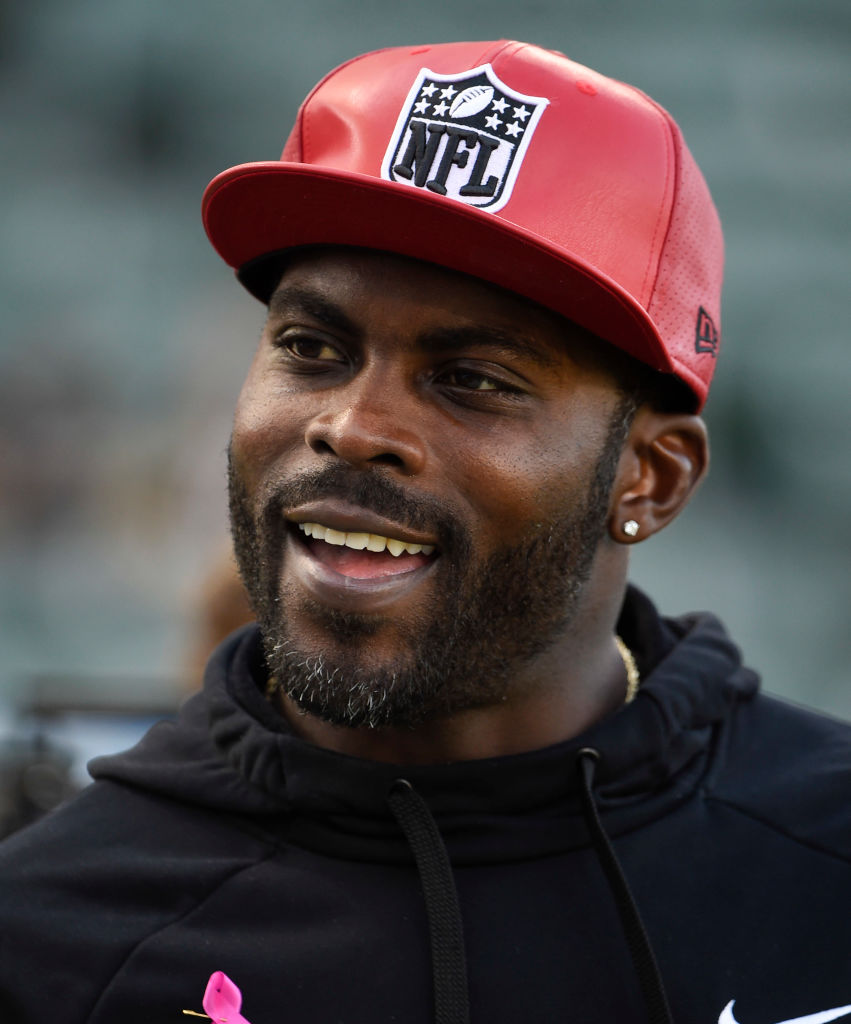 brgridiron's tweet photo. ◻️ Lamar grew up idolizing Vick.
◼️Vick mentored Lamar.
◻️ Lamar broke Vick’s record.
◼️Vick celebrated it.

This is what it means to inspire the next generation. https://t.co/nmUDExmm2u
