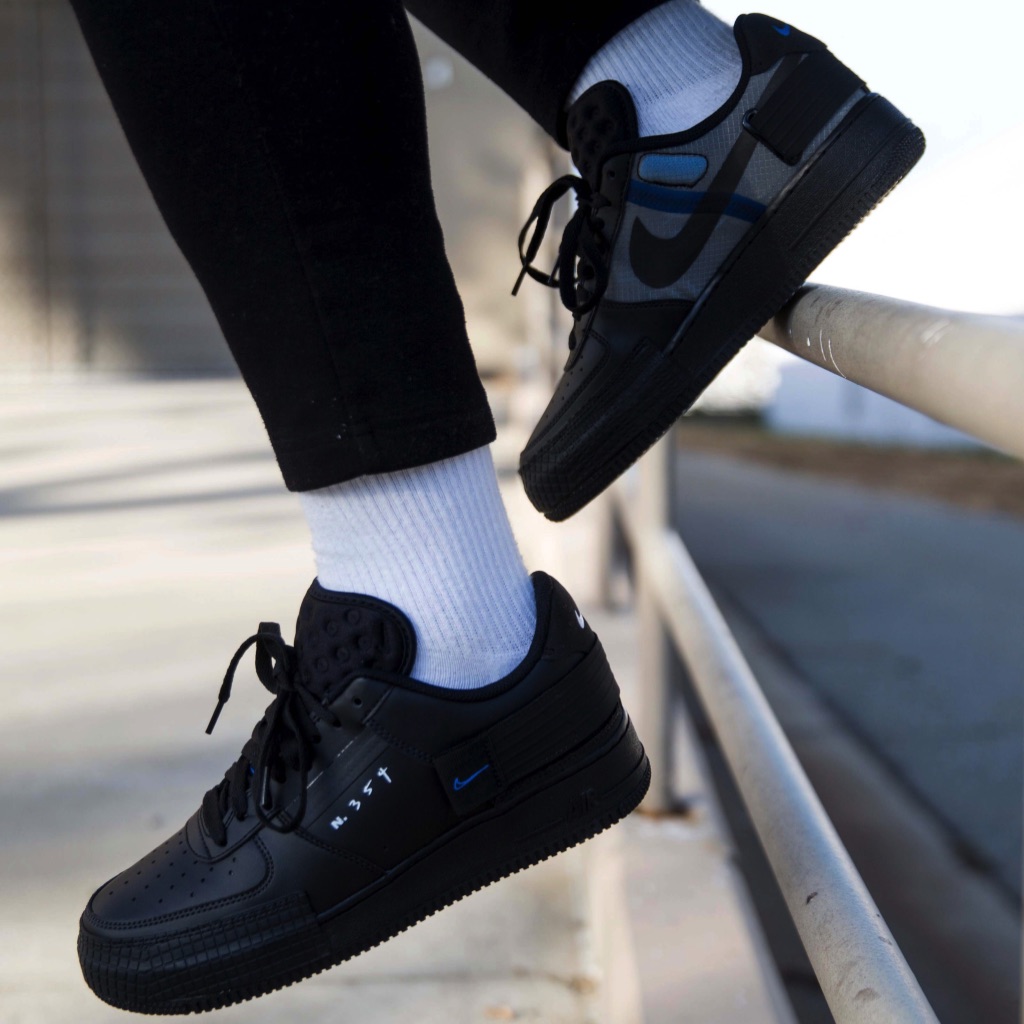 air force 1 black on feet