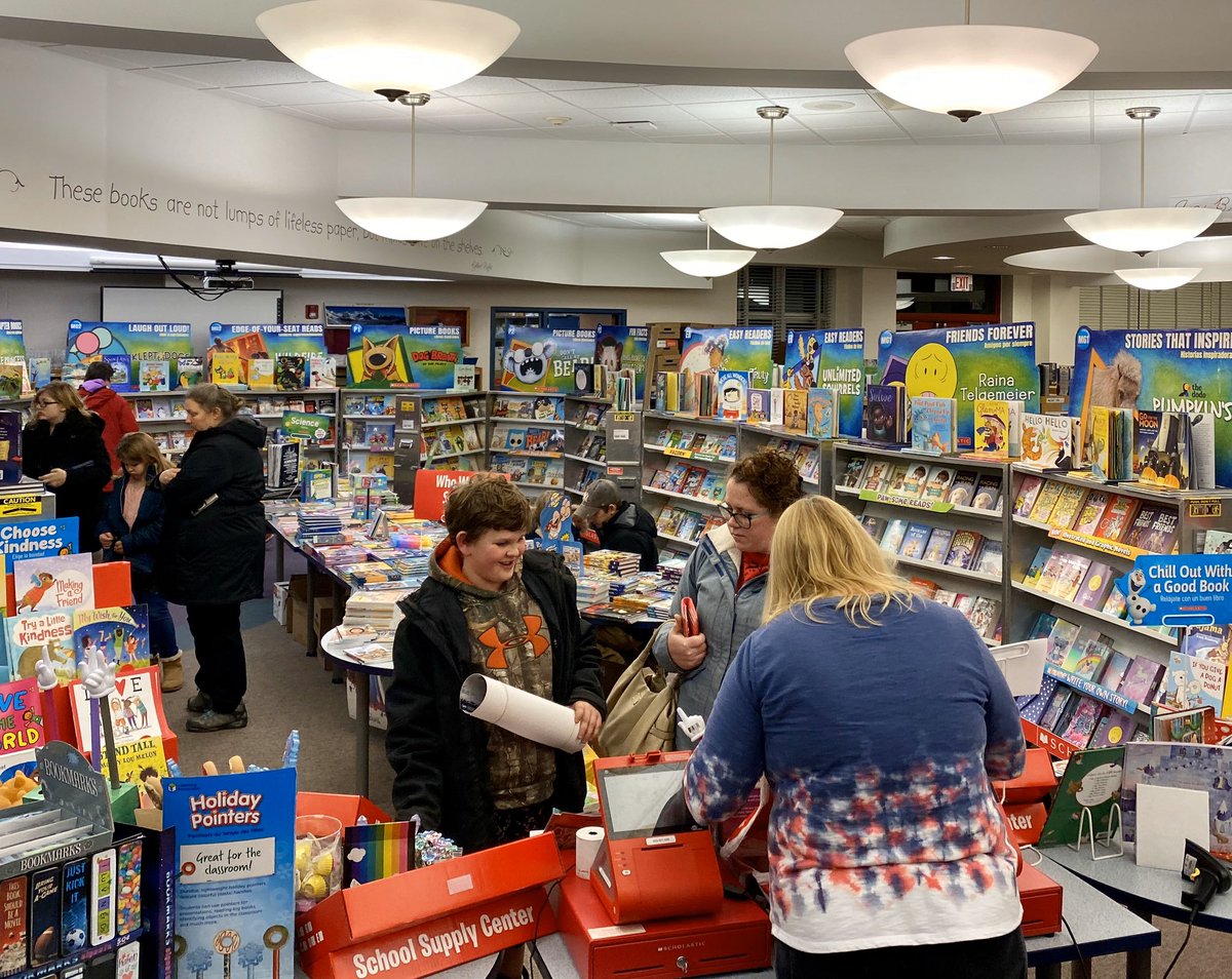 MrCzerkas's tweet photo. Last night’s Family Literacy Night was a huge success! Thank you to all the volunteers and those who participated. #MidlakesPride https://t.co/4nGFcSCH6l