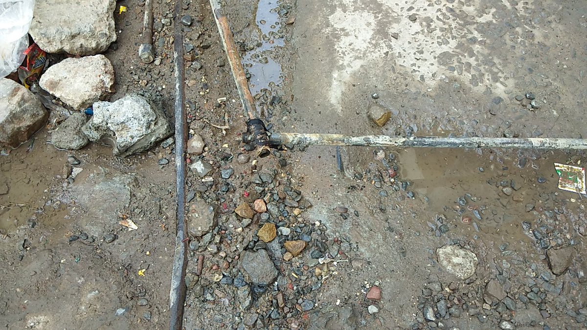 UStrwa's tweet photo. @gajainder_yadav महरौली (Ward No. 68s) की टूटी सड़कें बन नहीं रही हैं कॉन्सिलर @aartisinghbjp से। निवासियों ने कई बार मुद्दा उठाया, लेकिन हर बार कुछ ना कुछ बहाना बना सड़क निर्माण टाल दिया गया। 

किसी वार्ड  काउंसिलर के इससे बड़े निक्कमेपन का उदाहरण नहीं मिल सकता। जनता कीचड़ में चलने को मजबूर है। https://t.co/jjTXqDXiNG