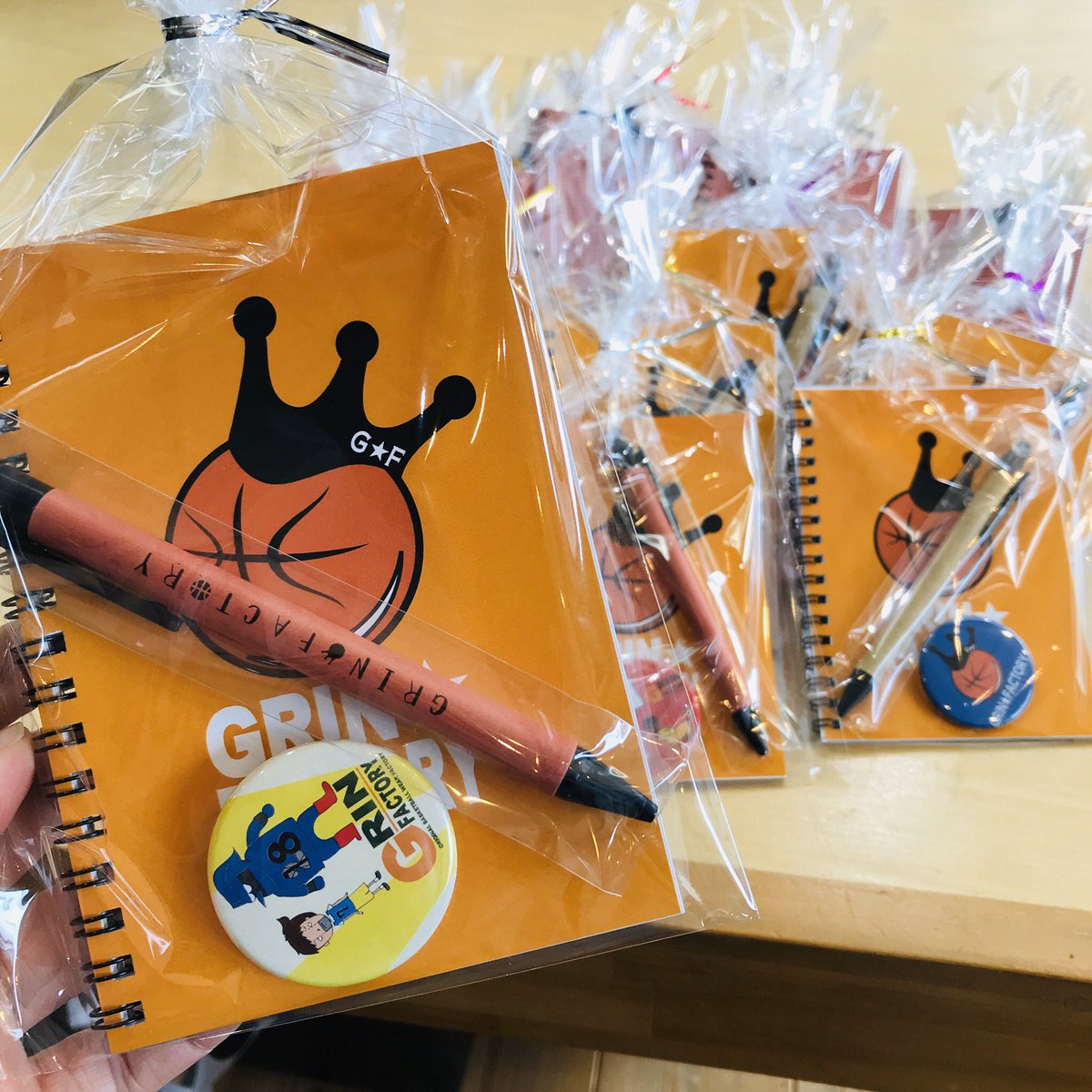 GRINFACTORY's tweet photo. クリスマスプレゼントに😏
プチギフトセット売れてます‼️ 
ミニノート、ボールペン、カンバッジが入ってます(￣▽￣)

#プチギフトセット #500円 #消費税と送料は別だけど #grinfactory

https://t.co/SSap2ZbRvj https://t.co/ag5VB8b4RI