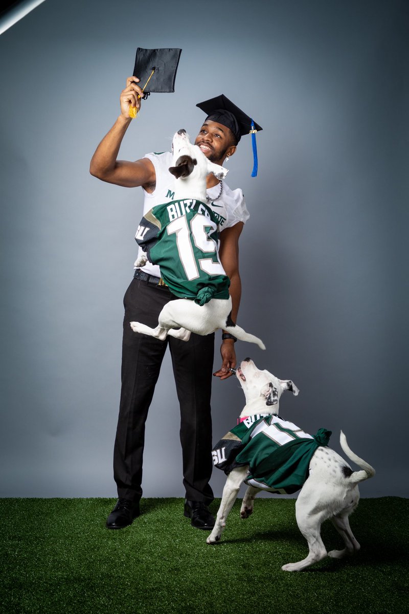 Roxy_RemiTv's tweet photo. Your favorite family of 3 graduates tomorrow December 13th 3:30pm 🐶💚🐶👨🏾‍🎓 https://t.co/qlNj4ArR8w