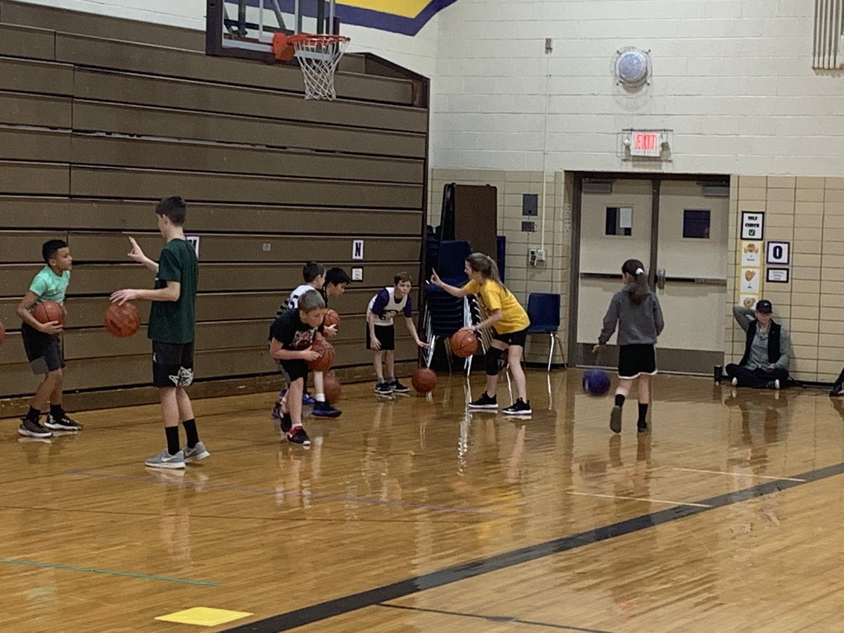 hilljr31's tweet photo. Love watching future @OnstedHoops and @ladywildcatball volunteering their time to help the 3rd and 4th grade basketball teams at their practices!  They excel on and off the courts!  Go CatS!  Oh and @BGemalsky volunteering his time to stand around and supervise! https://t.co/hBz7PlwDKn