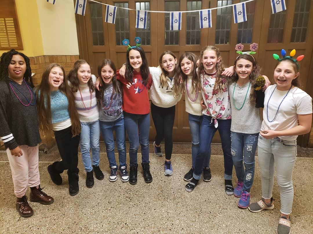 mminkuscds's tweet photo. From the 6th Grader's first Winter Dance to the 8th Grader's last Winter Dance, all photos happen in the hallway at a Device Free Dance! #STUCO #MSROCKS #CDSpgh https://t.co/98u3JLHSEd