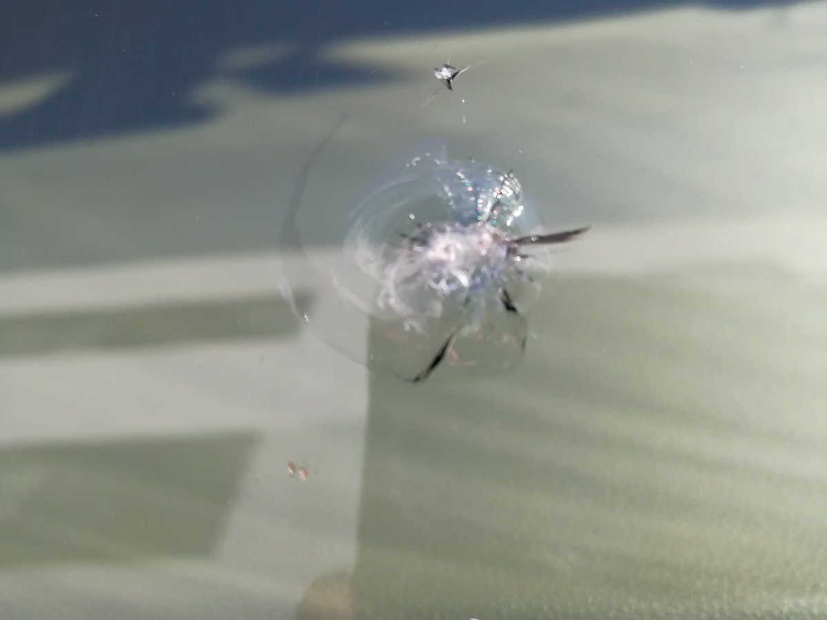 高速で社用車に跳ね石がヒットしガラス割れた方 うひぃにぃ おファーック 会社でドラレコを再生され大ダメージ Togetter