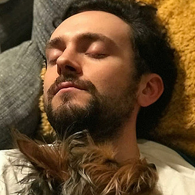 Él en el cielito con un perrito disfrutando la gracia y gloria del Señor.

#nv