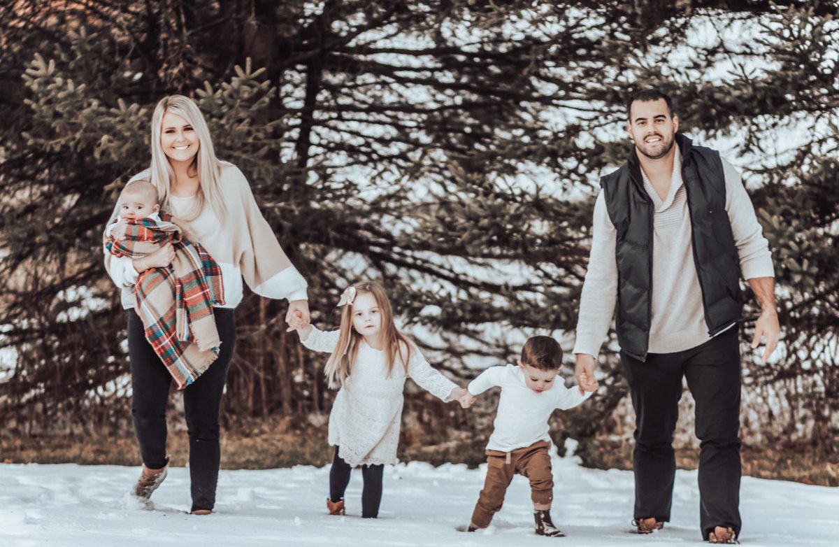 Despite the babes best efforts, we managed to accomplish the impossible 🤯 A holiday family photo shoot 🥰