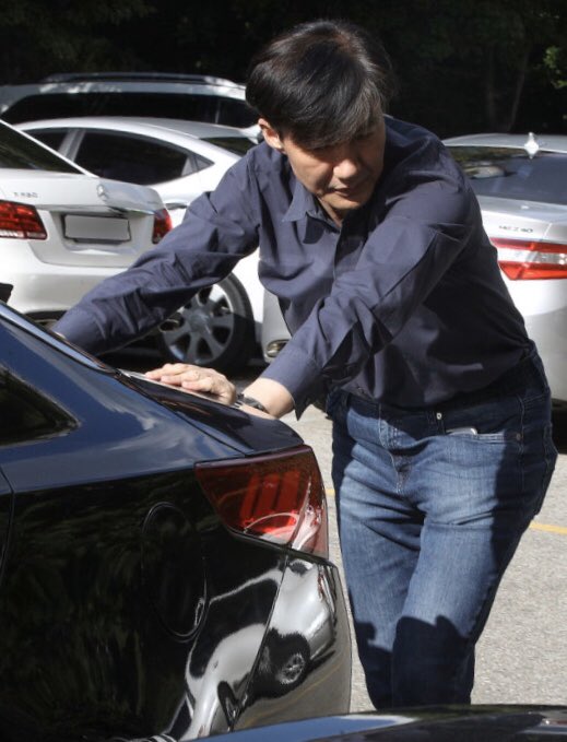 "1981년에 지은, 방배동에서도 낡은 재래식 아파트에 살고 있다. 방이동에 살다가 서울대 교수가 되면서 2001년에 이사했다. 살던 집 팔고 대출받은 돈 합해서 갈 수 있는 동네 중 가장 조용하고 좋은 곳이었다."

적어도 적폐들은 이 분 금수저라고 부르지 마라. 대출받고 돈 모아 이사하신 분이야.