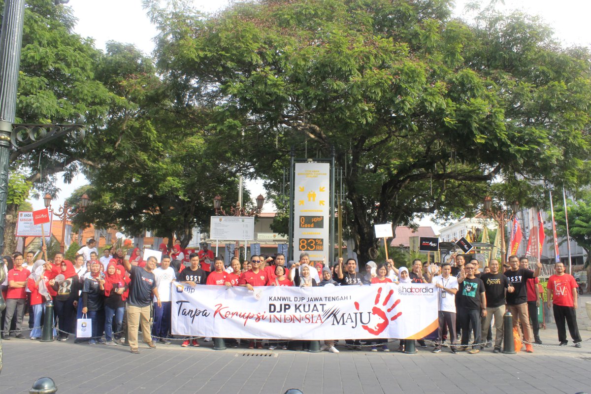 KPP Pratama Semarang Tengah Dua bersama dengan Kanwil DJP Jawa Tengah I dan beberapa kantor pajak di Kota Semarang pagi ini (13/12) melakukan kegiatan jalan sehat sekaligus kampanye simpatik Hari Anti Korupsi Sedunia.