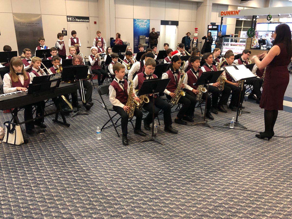 FlyABE_'s tweet photo. Travel tunes this holiday season! Thank you #Nitschmann Middle School Jazz Band and #EastHills Middle School Jazz Band and 7th & 8th Grade Chorus for two outstanding performances. Upcoming schedule: https://t.co/rXGvTOHEq8 #neighborhoodairport #flyabe @BethlehemAreaSD https://t.co/xZpLokzTiH