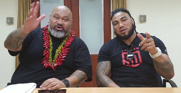 fijivillage's tweet image. Ma'a Nonu and other celebrities of Samoan heritage in Samoa distributing boxes of gifts to households and villages

Nonu, along with comedian Tofiga Fepuleai are bringing some festive joy to families affected by the measles crisis

#SamoaMeasles 

fijivillage.com/sport/Maa-Nonu…