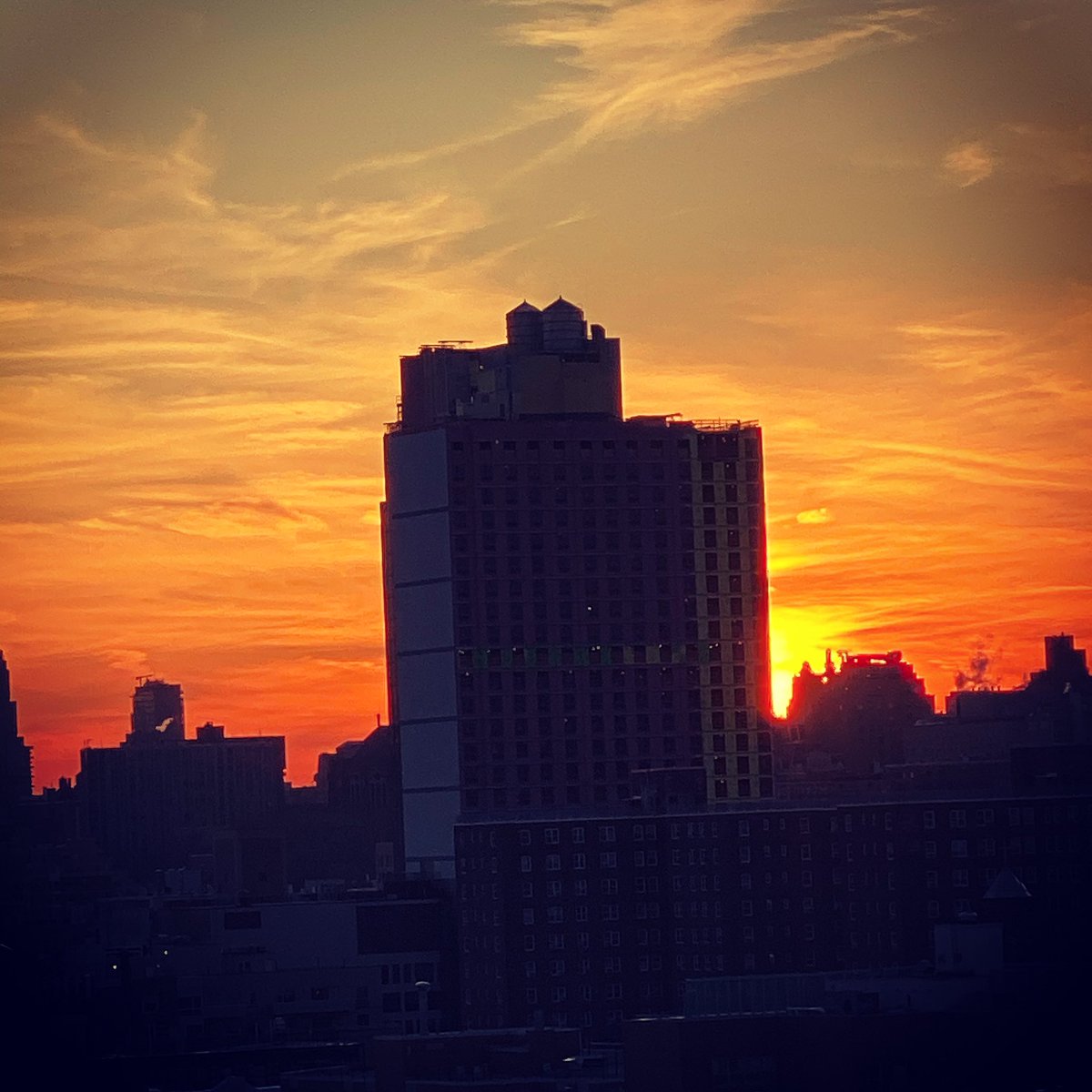 Always love my views. View from the top. Sunsets at their best. A New York City sunset #NYC #nycstreetart #sunset #streetphotography #instastreet #skyline #views 📸: @jameiseharris