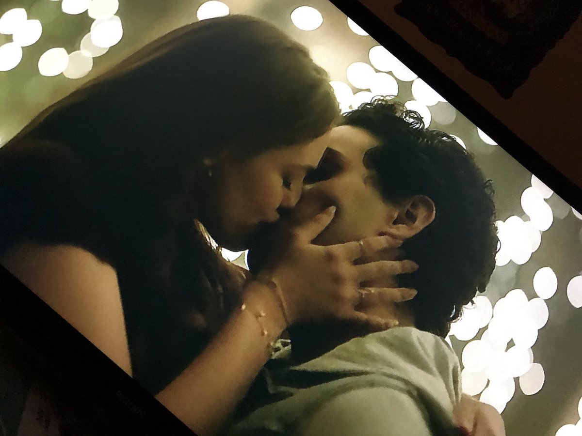Elena_Marie1718's tweet photo. #Legacies #Handon YES AND UNDER THE FUCKING MISTLETOE!! MY HEART IS COMPLETE!! 😍😍😍😭😭🤧🤧 https://t.co/IeuV539zeb