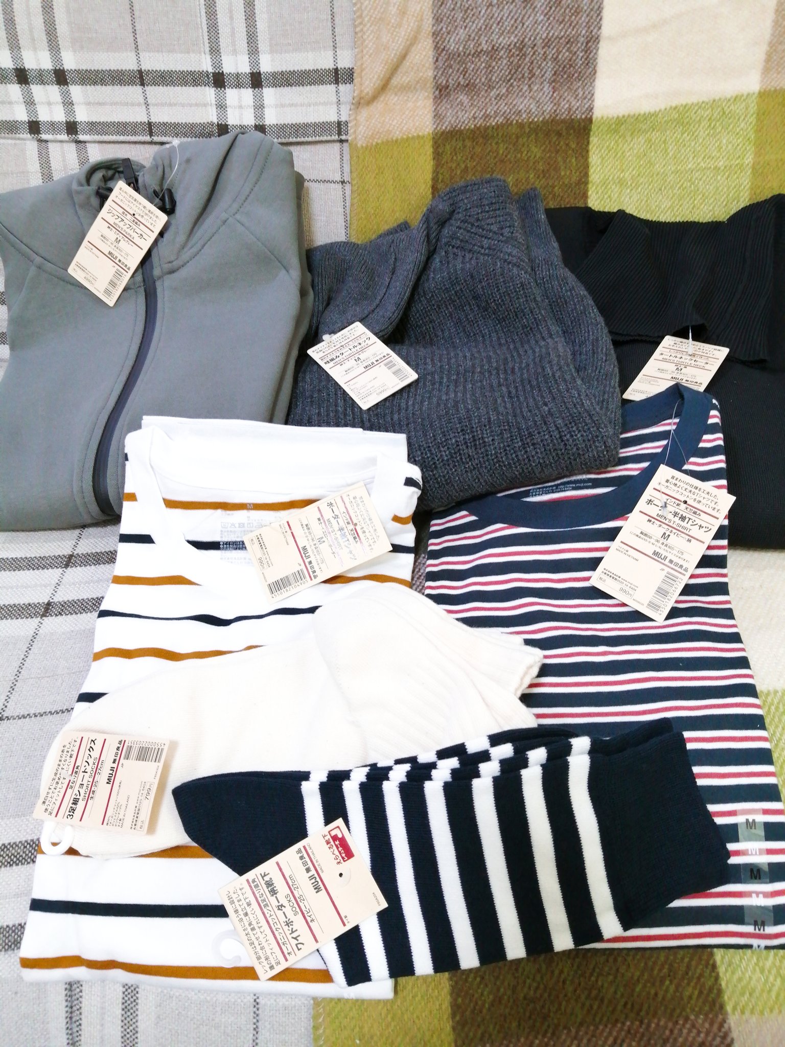 もとせ 無印福袋のメンズm 3 000円 靴下とtシャツ2枚と畦編みセーターとタートルネックセーターとジップアップパーカーが入ってた 値札の通りだと総額19 000円強 無印良品福袋 T Co Upe79bkymi Twitter