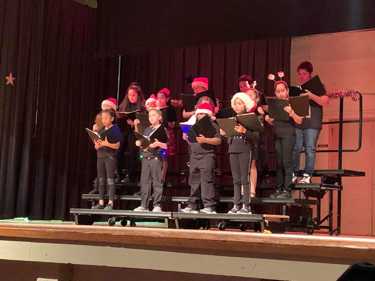 The choir and guitar class did an excellent job tonight on their performances tonight! Thank you Mrs. Rickman for the photos 🎶 @ECISD_FineArts @BlackshearElem2 @randymagers1954 #tmea100 #musicisessential