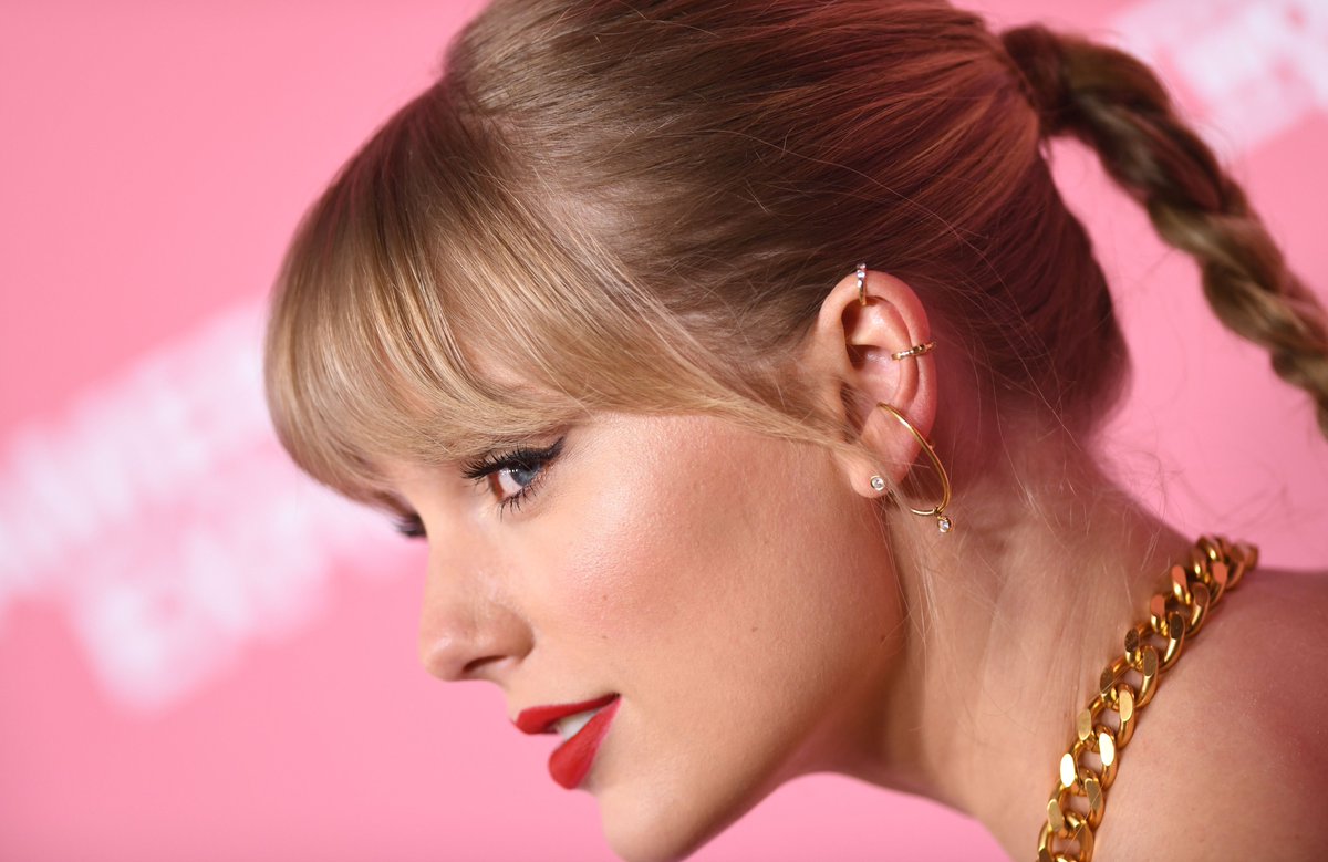 TSwiftinAsia's tweet photo. 📸 | HQ Photos of Taylor Swift on the pink carpet at the 2019 Billboard Women in Music Event! #BBWomenInMusic https://t.co/p7B7M9xax0