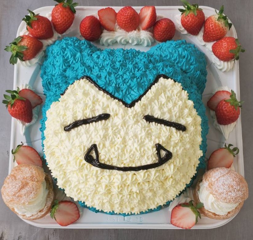 Sorata 筋肉に後輩の誕生日ケーキを作ってもらいました カビゴン これを見たパートさんに ポケモン に出てくるキャラクターなんです と教えたら これポケモンに出てくる妖怪なの って聞かれた