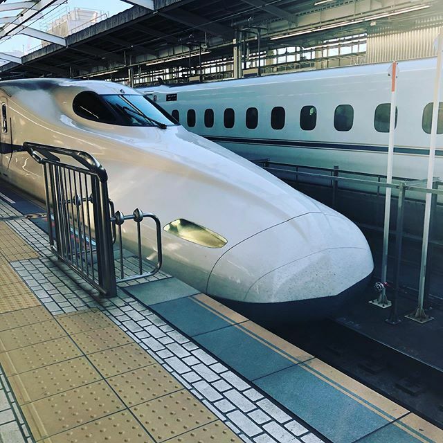 OfficeVinculo's tweet photo. 本日のお仕事🚅
大阪のオフィスに居るのも飽きたので
新幹線に乗って西へ😚 
#OfficeVinculo #仕事 #work #編集 #撮影 #デザイン #editorial #Photo #design #雑誌 #magazine #取材 #ライティング #大阪 #osaka #新幹線 #西へ行きます https://t.co/WxoMYROulN