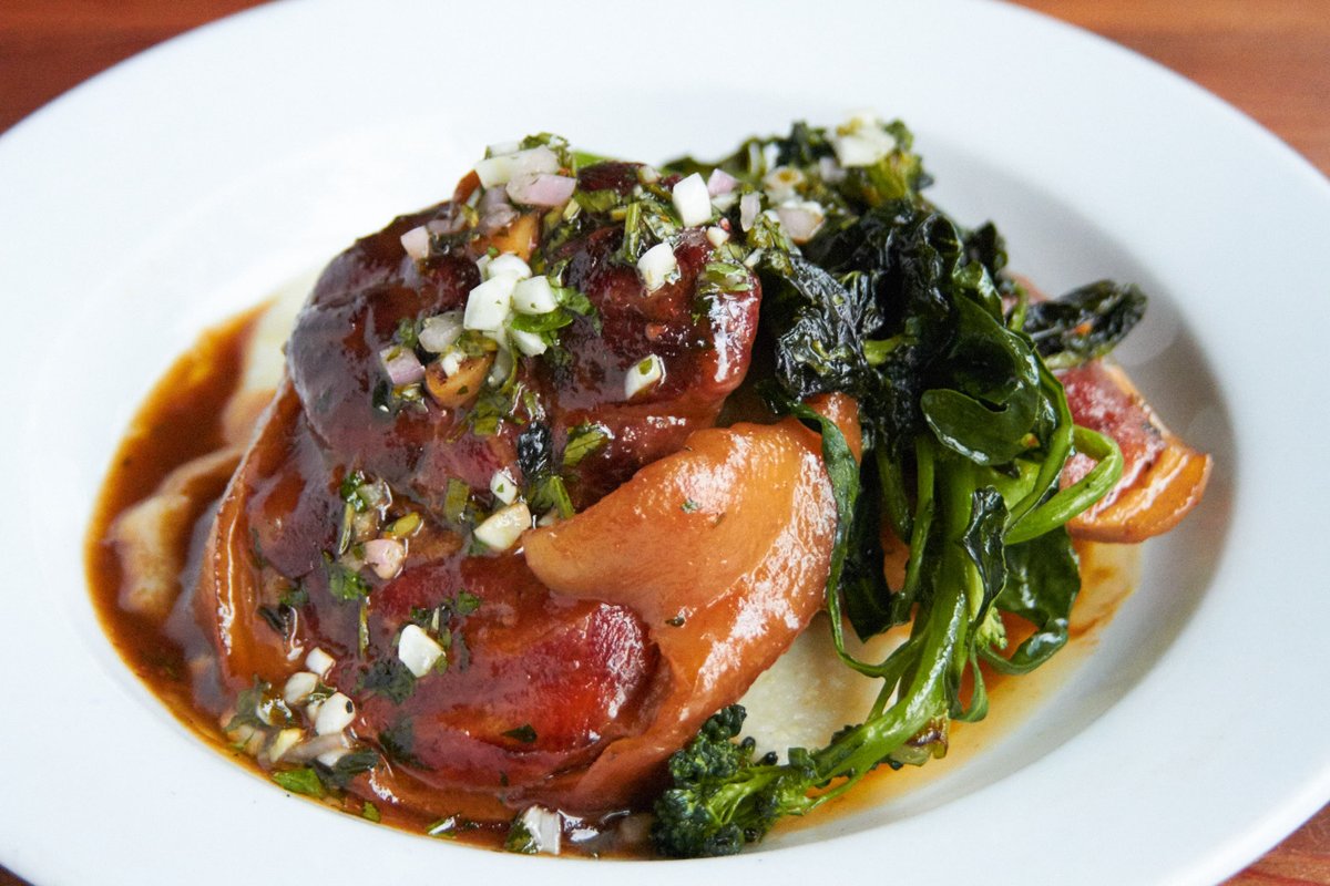 Slow-cooked pork shank w/ white polenta, broccoli di cecco and a fennel salsa!
.
.
.
.
.
#corsoberkeley #italianfood #Tuscany #Florentine #italianwinelist #housemadecocktails #housemadepasta #salumi #housemadesalumi #berkeleyrestaurants