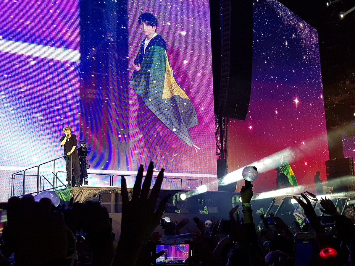 babidewet's tweet photo. Tô em tempo pro #My2019withBTS? Esse foi um ano TÃO importante pro kpop no Brasil e eu tenho TANTO a agradecer ao @bts_bighit por isso! Foi um ano até de colocar a história dos meninos na @TNTbr (https://t.co/HJTUksxPPH #RoadToBTS) e de chorar num estádio lotado! Só gratidão 💜 https://t.co/rLebLW7Exy