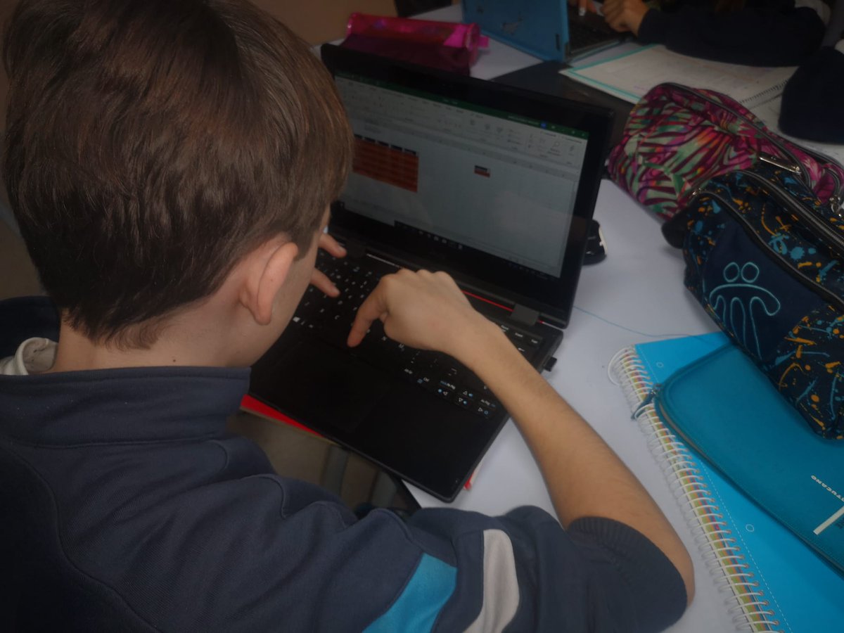 miprofematania's tweet photo. Comenzando el viernes con música (hoy toca Coldplay, cada día, un grupo=cultura musical) y estadística. Hoy trabajos digitales con excell. #ProyectoDescambio https://t.co/e7Bm90dpxI