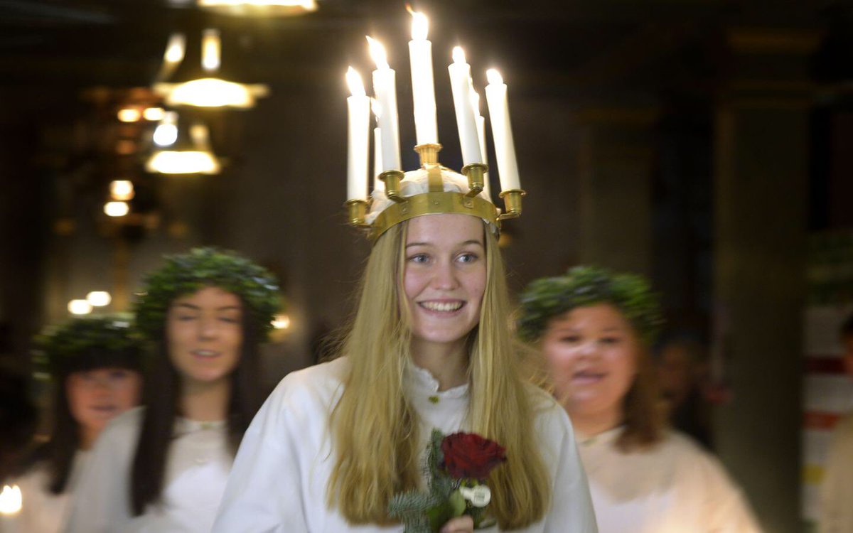 Glad Lucia 🕯 Sara Westholm kröntes till att bli Varbergs Lucia 2019. [Bildcred: Anna Karlbom i Hallands Nyheter] #SanktaLucia