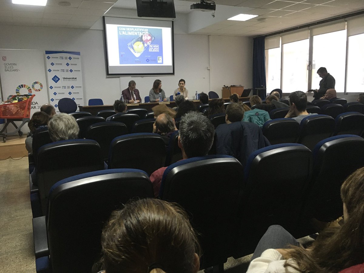UIBuniversitat's tweet image. ♻️🍎 Assistim a la jornada «Com desplastificar l'#alimentació», que té lloc avui al #campusUIB. És una iniciativa de @rezerocat per conscienciar sobre la toxicitat dels #envasos i els agents implicats en la seva reducció! #MediAmbient #Plàstic #Ecologia #Salut