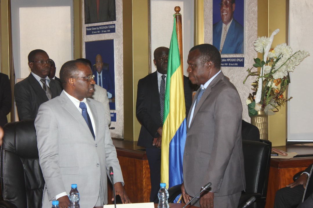 PetroleGOUVGA's tweet photo. Le Ministre du @PetroleGOUVGA M. @VMassassa, a procédé ce jeudi 12 décembre aux installations des promus que sont messieurs Luc Maurice Dikongo et Pierre Wilfried Pissa Tchambo, respectivement Président du Conseil d’administration de @GabonOil et Directeur général de la #SGEPP. https://t.co/oN8pgYtSxo