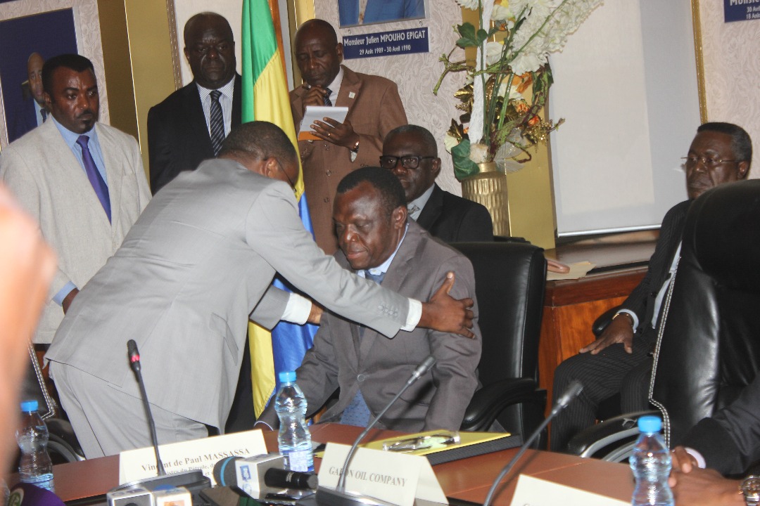 PetroleGOUVGA's tweet photo. Le Ministre du @PetroleGOUVGA M. @VMassassa, a procédé ce jeudi 12 décembre aux installations des promus que sont messieurs Luc Maurice Dikongo et Pierre Wilfried Pissa Tchambo, respectivement Président du Conseil d’administration de @GabonOil et Directeur général de la #SGEPP. https://t.co/oN8pgYtSxo