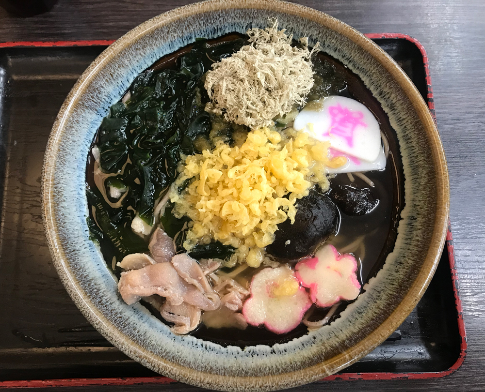 資さんうどん 公式 資さんうどんの おかめ は かしわ 椎茸 わかめ 麩 かまぼこと具沢山 無料のトッピングである天カスととろろ昆布を加えるとさらに豪華になりますよ 写真は おかめそば です 資さん 資さんうどん 資さんうどん 公式 資さんうどんの おかめ は かしわ 椎茸 わかめ 麩 かまぼこと具沢山 無料のトッピングである天カスととろろ昆布を加えるとさらに豪華になりますよ 写真は おかめそば です 資さん 資さんうどん