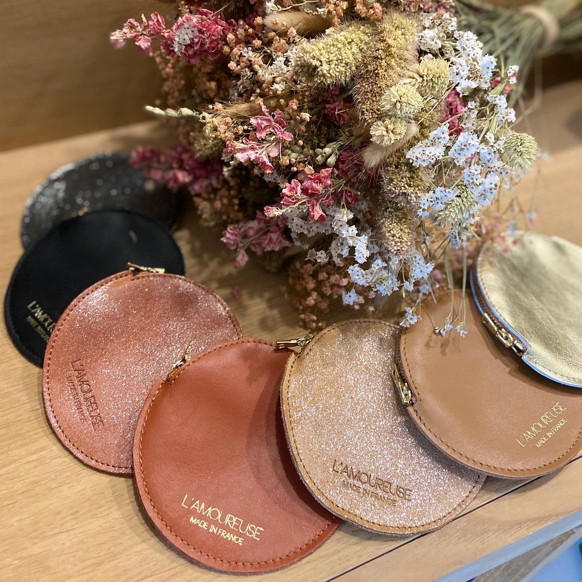 lamoureuseoff's tweet photo. Idée cadeau utile et responsable 😍: notre petit porte-monnaie rond #madeinfrance se décline en 7 coloris. Classique ou glitter : le plus dur c est de choisir! https://t.co/4AvA78OXHW