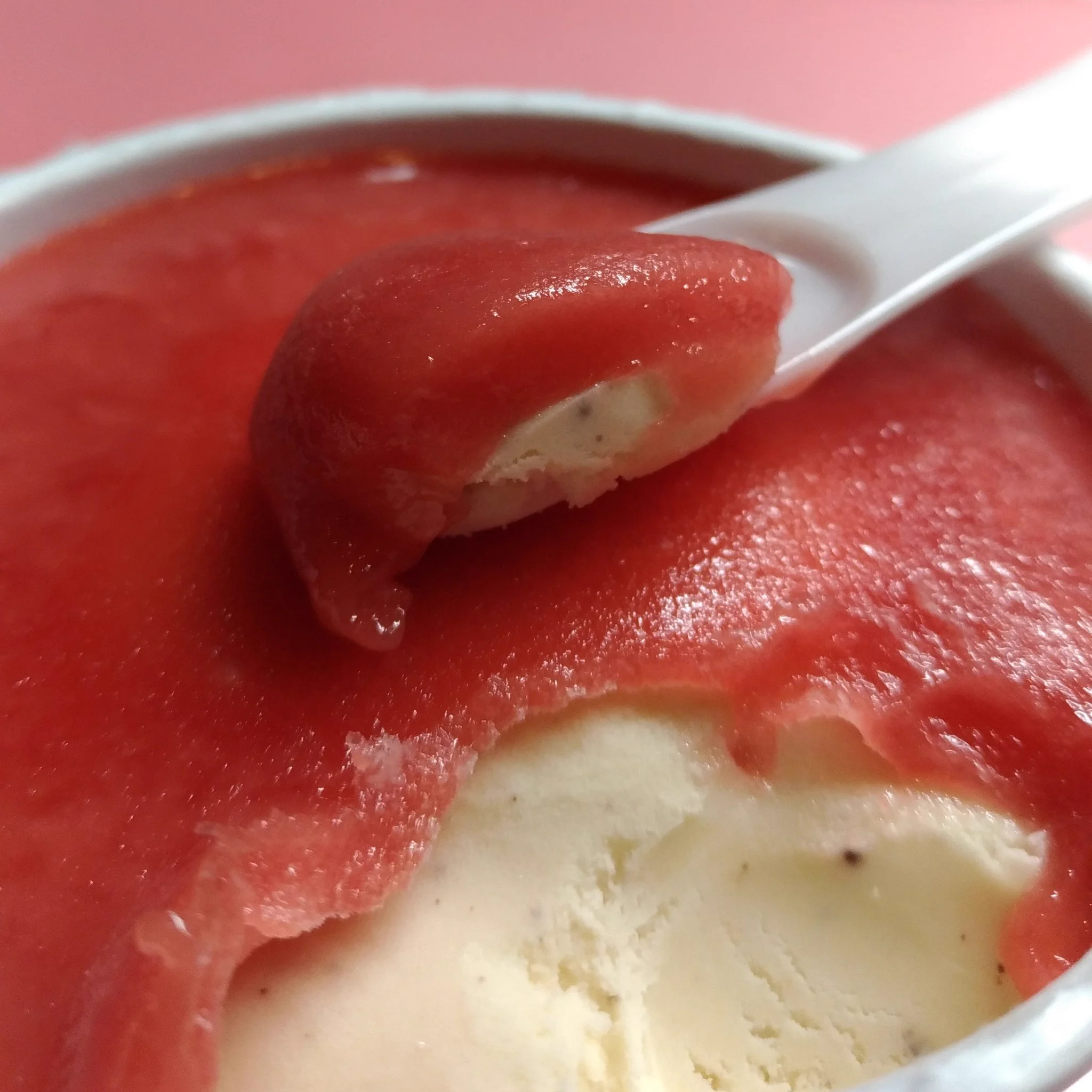 ハーゲンダッツはお寿司だった･･･？！アイスをすくったはずが、スプーンの上にはマグロが！