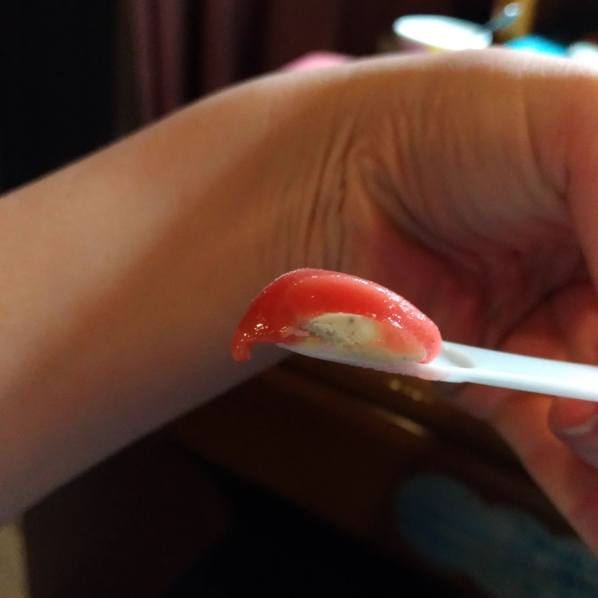 ハーゲンダッツはお寿司だった･･･？！アイスをすくったはずが、スプーンの上にはマグロが！