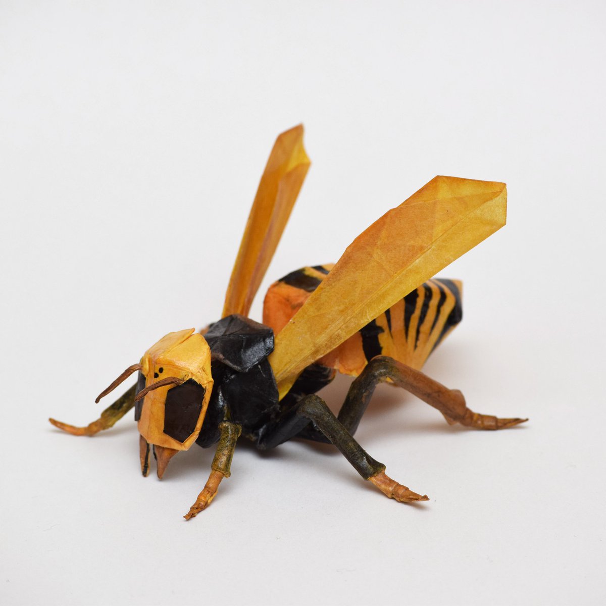 Twitter 上的 Kal スズメバチ Wasp 不切正方形一枚折り 折り上げた後に塗装とコーティングをしています 翅に蝋引き加工を施してみました 初めての昆虫創作 折り紙 折り紙作品 Origami T Co Crtqs7anfl Twitter