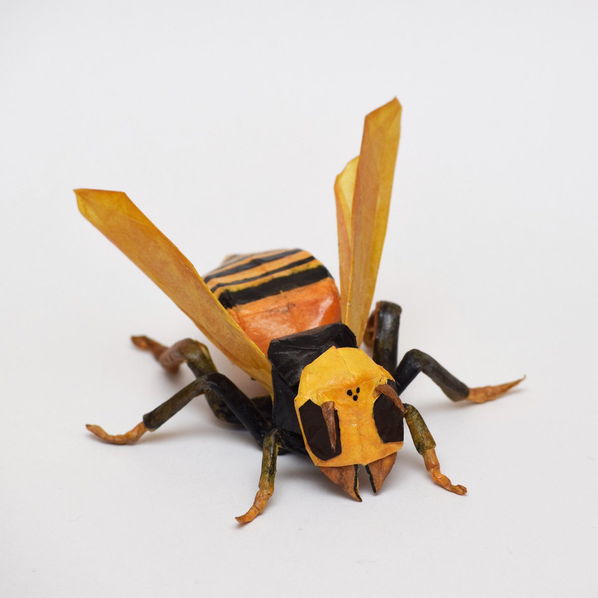 Kal スズメバチ Wasp 不切正方形一枚折り 折り上げた後に塗装とコーティングをしています 翅に蝋引き加工を施してみました 初めての昆虫創作 折り紙 折り紙作品 Origami